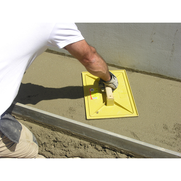 Taloche en ABS jaune Mondelin poignée bois plateau rectangulaire 18 x 27 cm