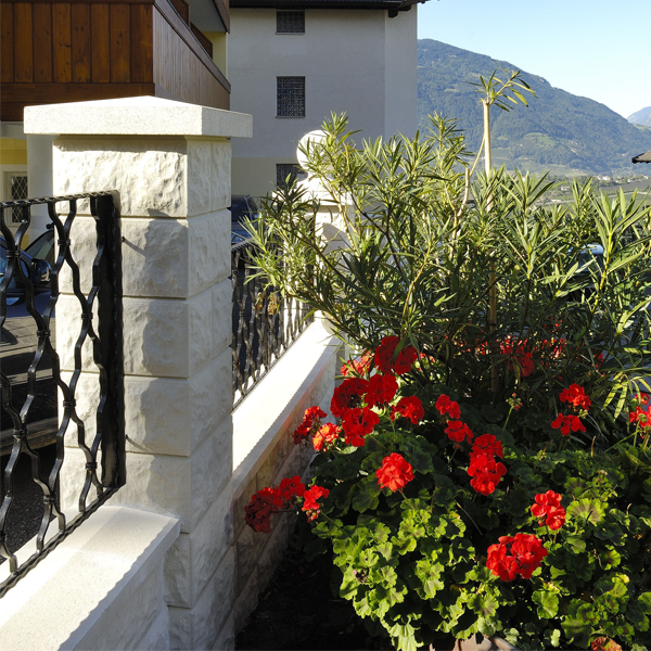 Chapeau de pilier à pointe de diamant en béton décoratif - Blanc - 40,0 CM x 40,0 CM x 9,00 CM