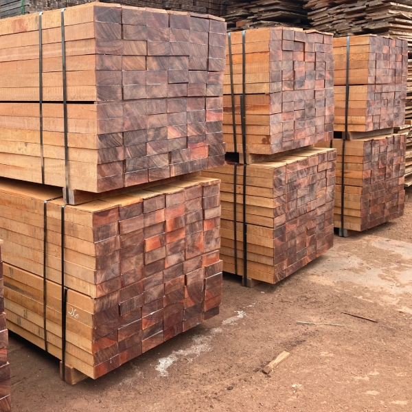 Traverse en bois d'Azobé Classe 5 - Traverse de chemin de fer - 170 x 70 mm - Longueur 2,60 m