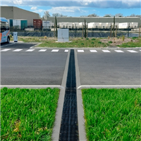 Caniveau béton F300 avec grille nervurée C250 en fonte - 300 x 300 mm - Longueur 1 m - Ulma