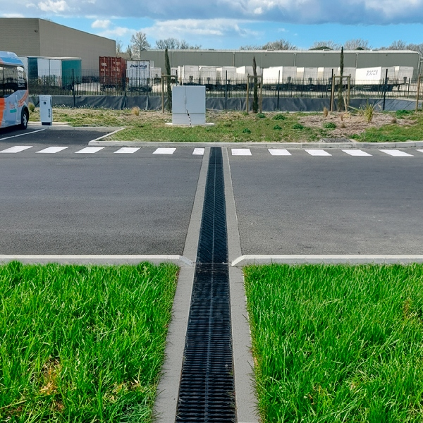 Caniveau béton F300 avec grille nervurée C250 en fonte - 300 x 300 mm - Longueur 1 m - Ulma