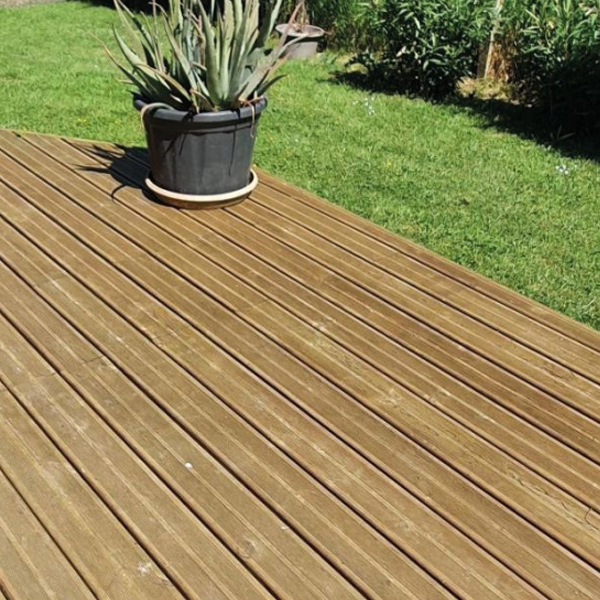 Lame de terrasse bois en Pin du Nord striée - Névéo - Traité classe 4 vert - 145 MM x 27,00 MM - Longueur 2,70 M