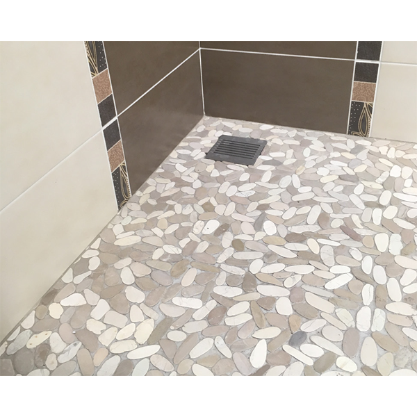 Plaque de galets sciés autobloquants sur filet polyéthylène - 30,0 CM x 30,0 CM - ép. 9,00 MM - mélange blanc et beige