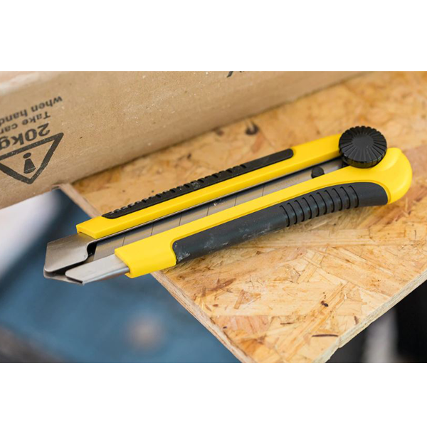 Cutter à lame sécable avec molette de blocage - Stanley - Fourni avec 1 lame largeur 25 mm