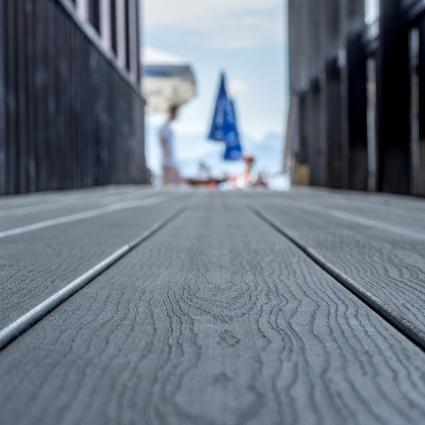 Lame de terrasse en bois composite Élégance finition structurée - Silvadec - 180 MM x 23,00 MM - longueur 4,00 M - Gris Anthracite