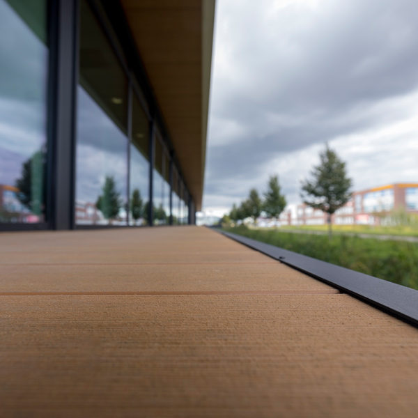 Lame de terrasse en bois composite Atmosphère finition brossée - Silvadec - 138 MM x 23,00 MM - longueur 4,00 M - Brun Lima