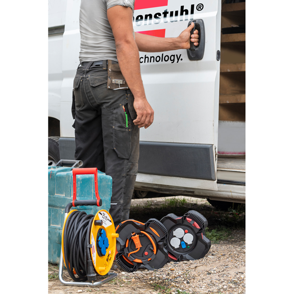 Enrouleur électrique Brennenstuhl Standard Pro - câble de 25,0 M H07RN-F 3G2,5 avec 4 prises IP44