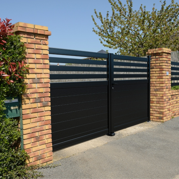 Portail aluminium sur mesure Pictor CT 123 - Battant ou coulissant - Barreaudage horizontal 80 x 20 mm