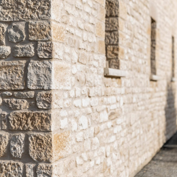 Plaquette d'angle de parement de mur en pierre de Causse reconstituée - ton naturel - multiformat