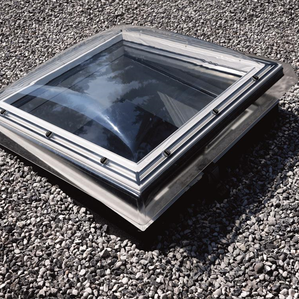 Fenêtre motorisée à coupole Velux CVP pour toit plat - ouverture télécommandée - 90,0 CM x 90,0 CM