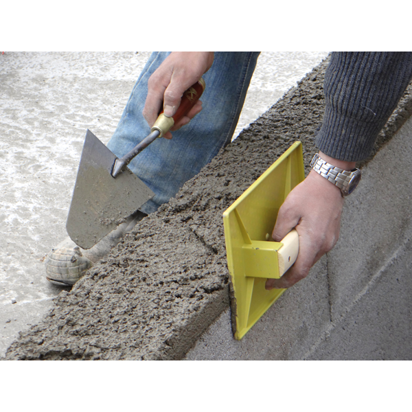 Taloche en ABS jaune Mondelin poignée bois plateau rectangulaire 26 x 35 cm