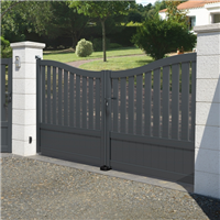 Portail aluminium sur mesure Mimas CT 39 - Battant ou coulissant - Semi-ajouré avec soubassement plein