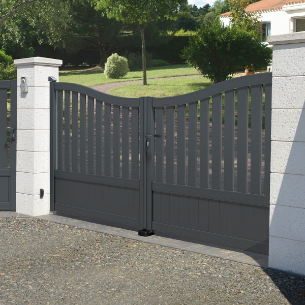 Portail aluminium sur mesure Mimas CT 39 - Battant ou coulissant - Semi-ajouré avec soubassement plein