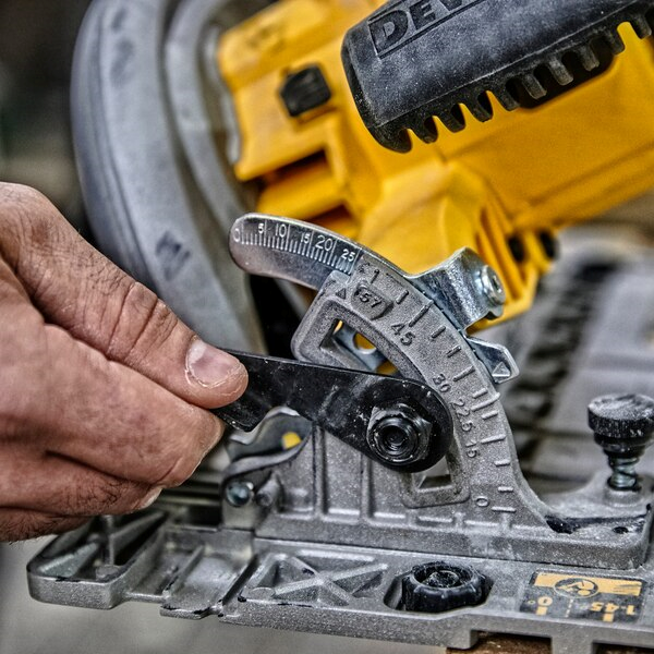 Scie Circulaire Dewalt DWE576K-QS 1600W Ø190mm en Coffret