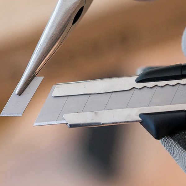 Cutter à lame sécable avec molette de blocage - Stanley - Fourni avec 1 lame largeur 28 mm