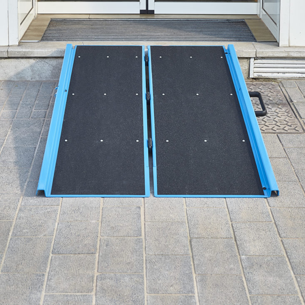 Rampe d'accès pliable en aluminium Mottez A380C13 avec carillon et panneau - longueur 136 cm - 450 kg max