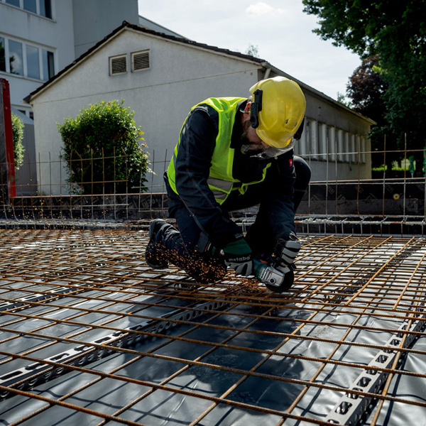 Meuleuse d'angle sans fil 125 mm - Metabo W 18 7-125 - en coffret avec 2 batteries 18V 4 Ah et chargeur