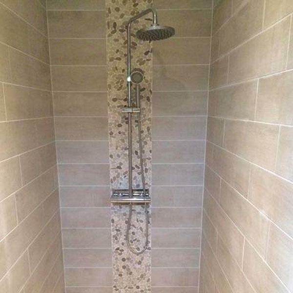 Plaque de galets sciés autobloquants sur filet polyéthylène - 30,0 cm x 30,0 cm - ép. 9,00 mm - mélange blanc et beige