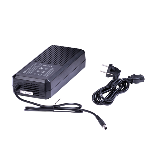 Station électrique portable IZYWATT 2400,0 W Orium - 3 modes de charge - 9 prises de sortie