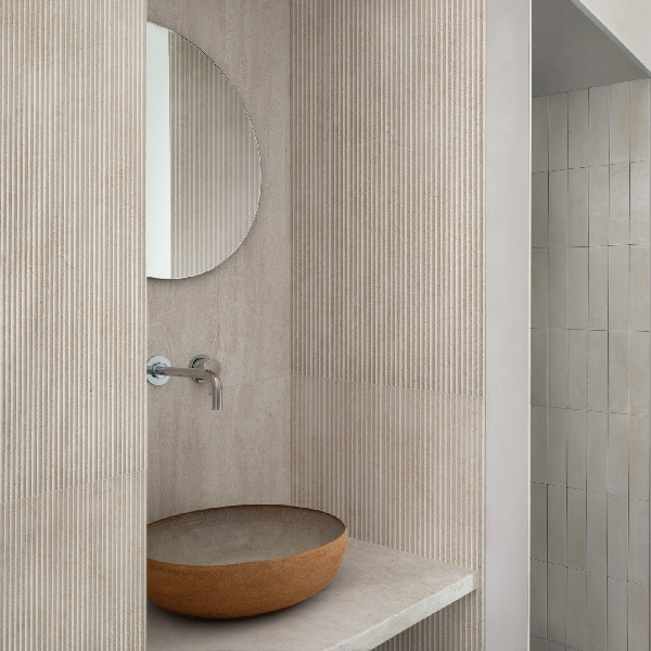 Carrelage mural imitation pierre naturelle de travertin - Travertino Wall 3D Pli Vein Bianco rectifié - 120 x 40 cm - ép. 12 mm