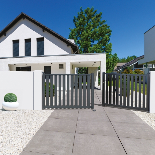 Portail aluminium sur mesure Intiméclo - Inti 20 Dagan - Battant ou coulissant - Aspect au choix avec barreaudage vertical 100 mm