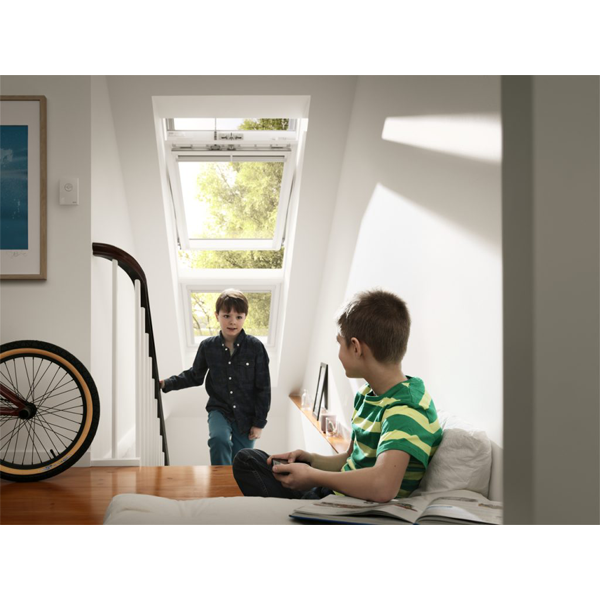 Fenêtre de toit motorisée à rotation Velux GGU Confort - Finition EverFinish - 78,0 cm x 98,0 cm