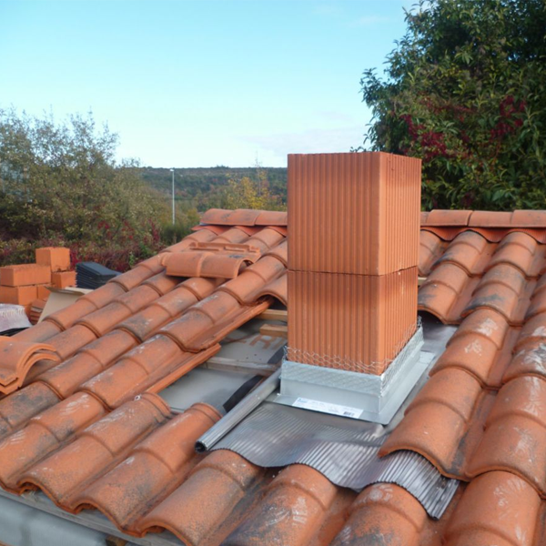 Abergement de boisseau de cheminée avec bavette en plomb plissé d'épaisseur 1 mm - 30 x 30 cm