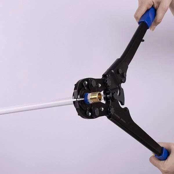 Pince à sertir sertisseuse pour raccords PER et Multicouche avec mâchoires TH Ø12 16 20 et 26 mm