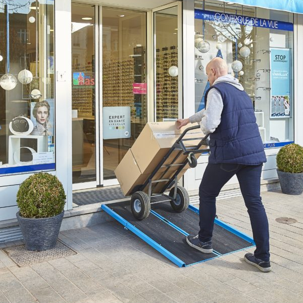 Rampe d'accès pliable en aluminium Mottez A380C13 avec carillon et panneau - longueur 136 cm - 450 kg max