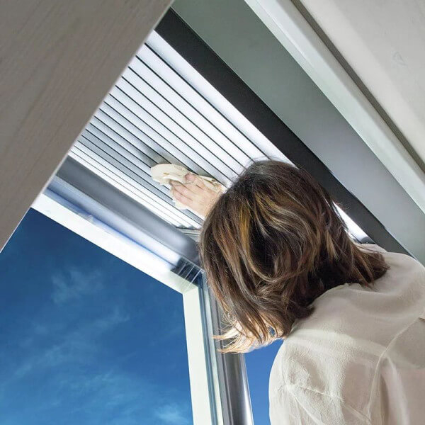Volet roulant solaire pour fenêtre de toit Roto à commande radio - ZRO RT2 SF - 114,00 cm x 118,00 cm