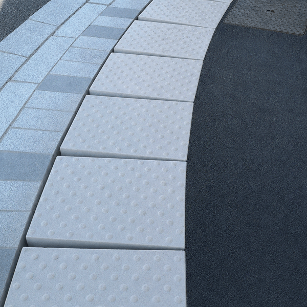Dalle podotactile certifié NF - TACTILGRIP 4 - pierre reconstituée - 42 x 60 cm - ép. 4 cm - Blanc Fjord