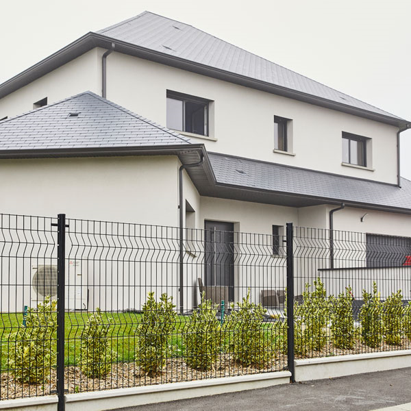 Plaque de soubassement béton 1/2 chaperon incorporé - 25,00 cm x 4,00 cm - Long. 2,50 m