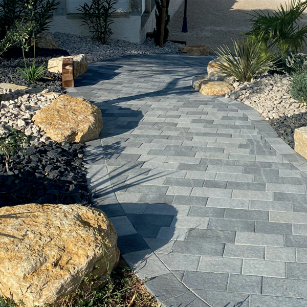 Pavé circulable Québec en béton décoratif - pose sur sable - Gris nuancé - opus en 3 formats martelés