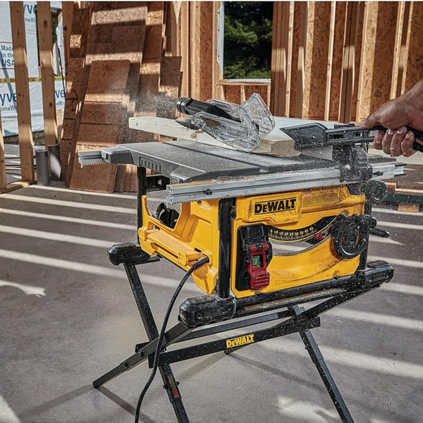 Scie circulaire sur table Dewalt DWE7485RS-QS - lame 210 mm 1850W avec piètement à roulettes
