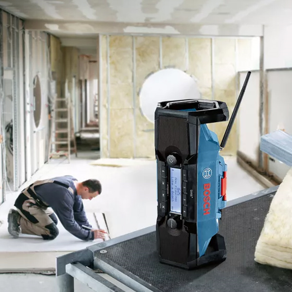 Radio de chantier portable Bosch GPB 18V-2 SC Professional avec pile lithium 3V adaptateur secteur et câble AUX