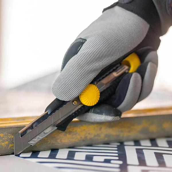 Cutter à lame sécable avec molette de blocage - Stanley - Fourni avec 1 lame largeur 28 mm