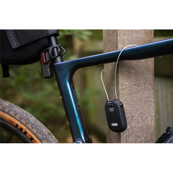 Antivol avec câble en acier rétractable et combinaison à code - Combiflex StopOver - longueur 65 cm noir