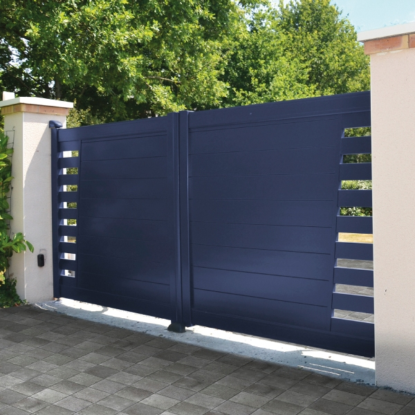 Portail aluminium sur mesure Planet CT 67 - Battant ou coulissant - Ajourage au choix avec remplissage horizontal 130 x 20 mm