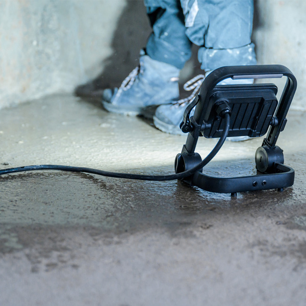 Projecteur de chantier portable à LED Brennenstuhl Jaro 3060 M - IP65 - 2300 lm - 20 W - 2 m de câble