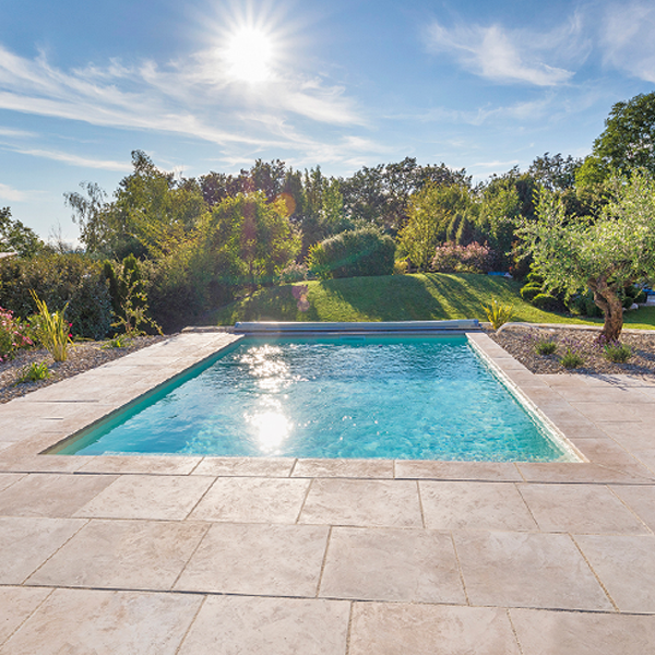 Margelle d'angle pour piscine effet béton ciré - Nashira - Aquitaine - 50,0 CM x 50,0 CM - ép. 35,00 MM