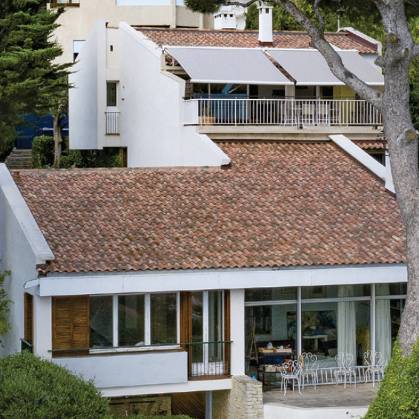 Tuile en terre cuite - Romane Sans - double emboîtement grand moule fortement galbée - Rouge