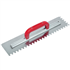 Peigne à colle pour carreleur Taliaplast avec lame inox à dents carrées de 10 mm et poignée fermée - 49 x 11,5 cm