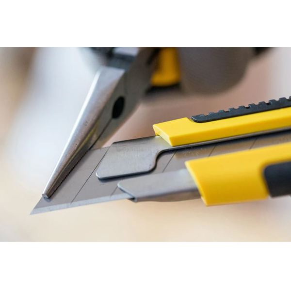 Cutter à lame sécable avec molette de blocage - Stanley - Fourni avec 1 lame largeur 25 mm
