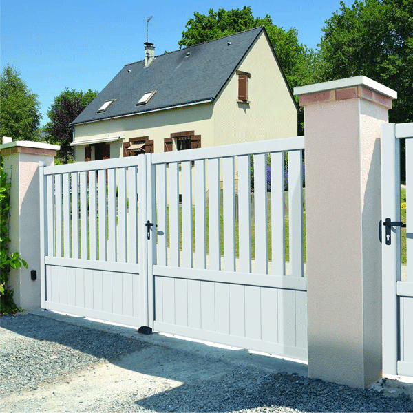 Portail PVC sur mesure Caïus CV 15 - Jusqu'à 4000 x 1800 mm - Battant ou coulissant - Semi-ajouré avec remplissage vertical ou horizontal