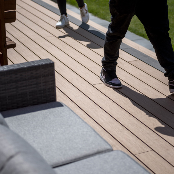 Lame de terrasse en bois composite Élégance finition structurée - Silvadec - 180 MM x 23,00 MM - longueur 4,00 M - Brun Colorado