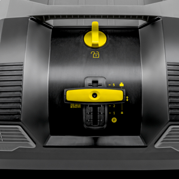 Balayeuse autotractée Karcher KM 70/20 C - avec balai latéral et filtre à poussières fines