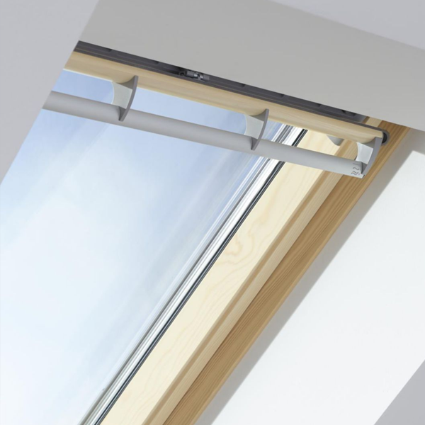 Fenêtre de toit motorisée solaire Velux GGL Integra Solar tout confort SK06 ClearFinish bois - 114,0 CM x 118,0 CM