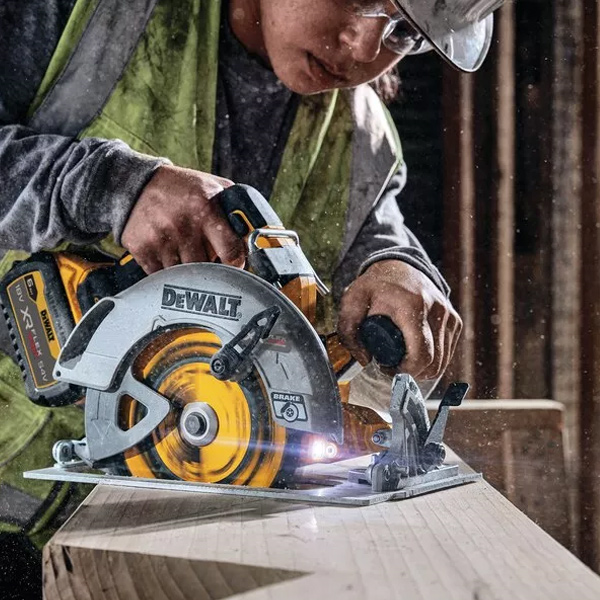 Scie circulaire sans fil XR 18V 5Ah Dewalt DCS573H2T-QW - Ø 190 mm - en coffret avec 2 batteries et chargeur