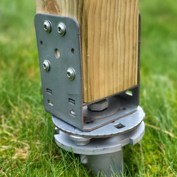 Connecteur en U pour la fixation de poteaux verticaux 90 x 90 mm sur vis de fondation - système Weasyfix