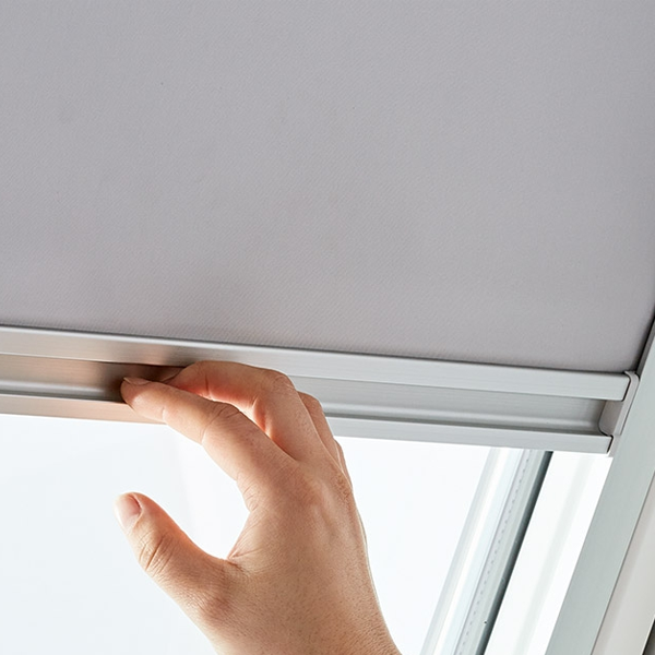 Store occultant pour fenêtre de toit Roto Q - ZRV Qx - 134 CM x 98 CM - Glissière blanche - tissu V22 - bleu nuit